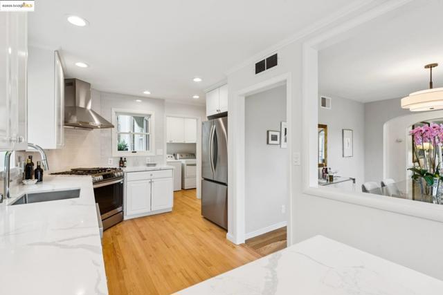 2250 Bywood Dr, Oakland CA: https://media.crmls.org/mediaz/6384b008-137d-479e-a643-173647c36c86.jpg