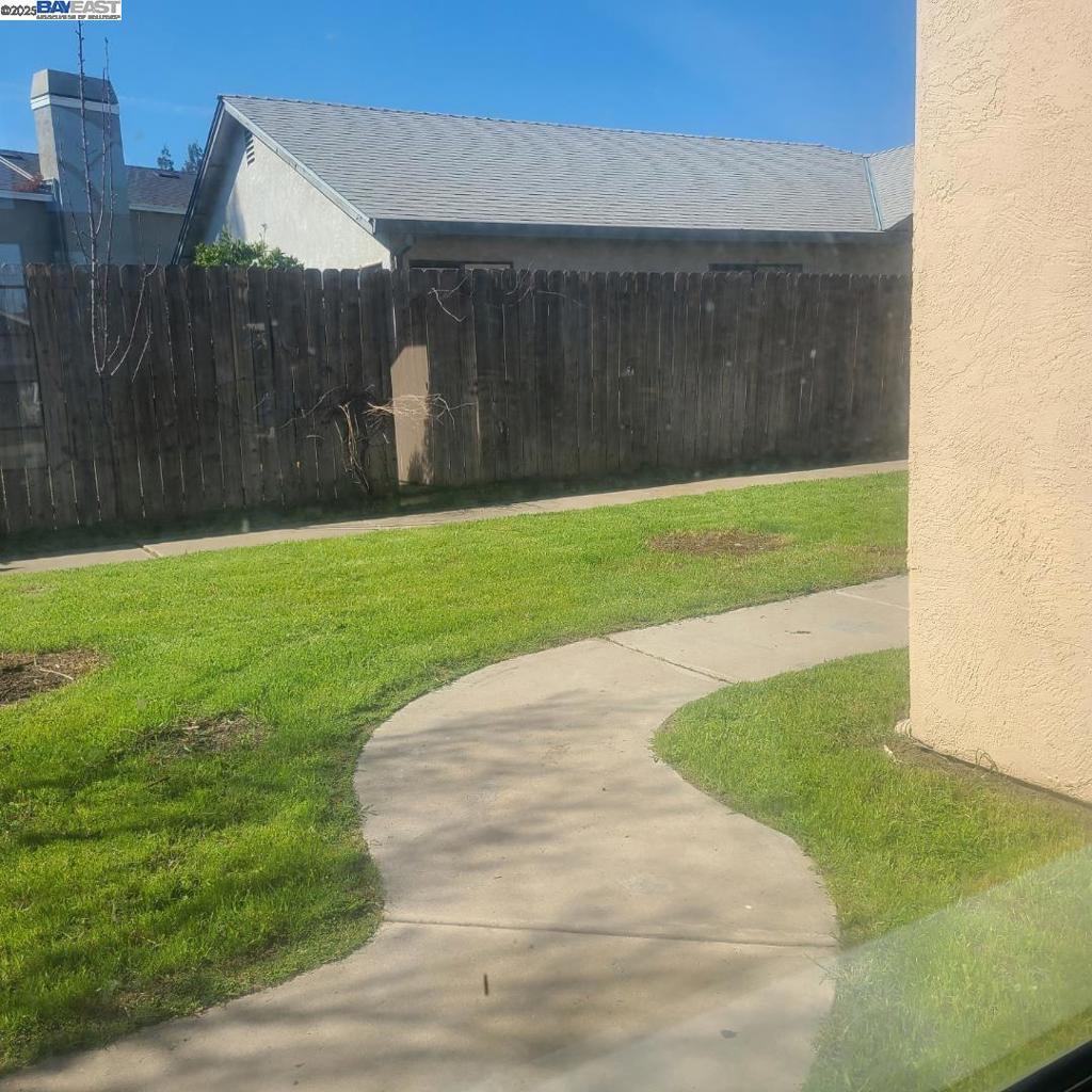 https://media.crmls.org/mediaz/638502f1-c603-49d5-bfdd-dd8df8fed9cc.jpg?preset=X-Large