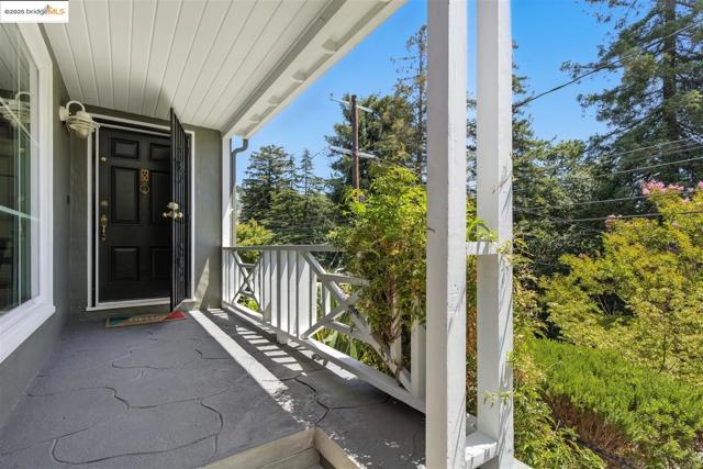 4007 Lyman Rd, Oakland CA: https://media.crmls.org/mediaz/63852688-67b5-4c51-ad2e-7406045c3c1d.jpg