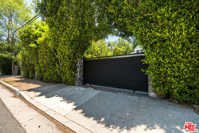 3544 Laurel Canyon Boulevard, Studio City CA: https://media.crmls.org/mediaz/63864b4d-0eb4-4316-855c-7006670fa3c1.jpg