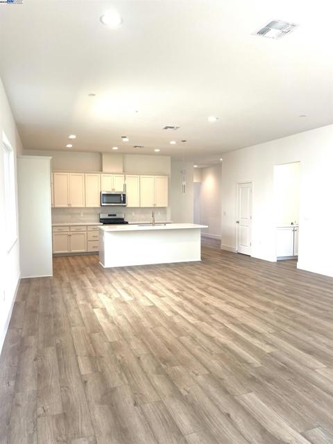 2161 Gentle Rain Drive, Roseville CA: https://media.crmls.org/mediaz/6386c81f-2dae-453c-af2a-1071c803a0a3.jpg