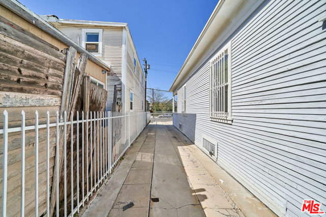 1224 Dewey Avenue, Los Angeles CA: https://media.crmls.org/mediaz/6386db29-bdb0-483e-818f-2ddcee421ab8.jpg