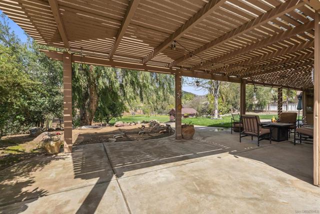 23527 Green Glen Road, Ramona CA: https://media.crmls.org/mediaz/6387387b-997b-42e6-a349-41dfc854f158.jpg