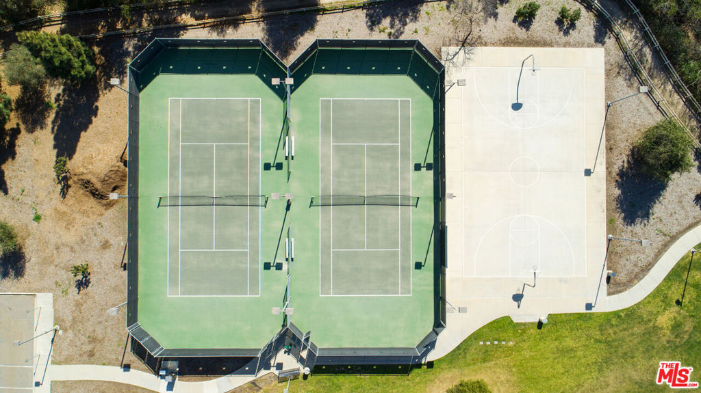 https://media.crmls.org/mediaz/63883328-d59d-4e67-9b4c-8fca4e01ed8d.jpg?preset=X-Large