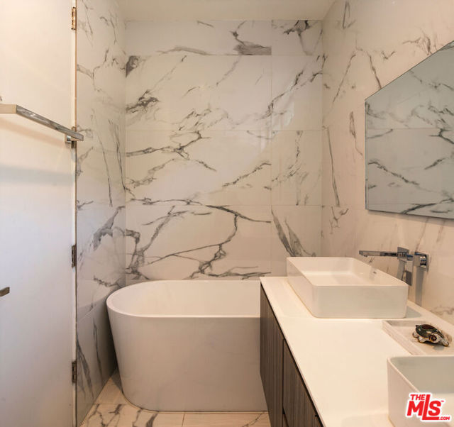 2048 N Beverly Drive, Beverly Hills CA: https://media.crmls.org/mediaz/6388749f-eeff-44f4-acc7-625911d99756.jpg