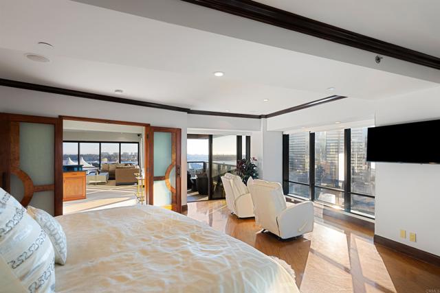 200 Harbor Dr, San Diego CA: https://media.crmls.org/mediaz/6389002a-4661-4544-8038-bdc7d441104d.jpg