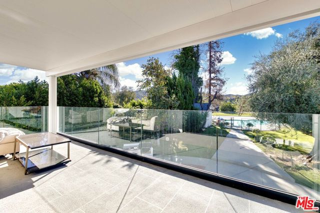 18912 Pasadero Drive, Tarzana CA: https://media.crmls.org/mediaz/63890f0e-14cd-42ec-a9de-83ba0a3a910b.jpg