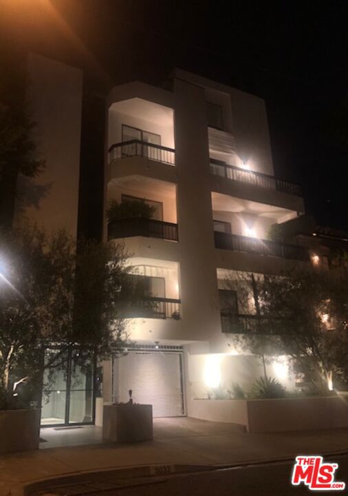 9033 VISTA GRANDE Street, West Hollywood CA: https://media.crmls.org/mediaz/6389aec4-a6cd-46ca-ae10-8b1b597b5e83.jpg