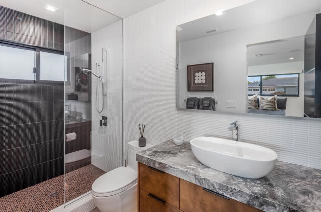 5560 Moonlight Lane, La Jolla CA: https://media.crmls.org/mediaz/638ab7f0-dc5b-4511-a9a8-08acee957f3b.jpg