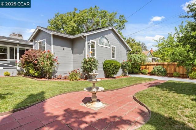 2401 Casa Way, Walnut Creek CA: https://media.crmls.org/mediaz/638b151a-7499-4501-869b-99ba63b7f275.jpg
