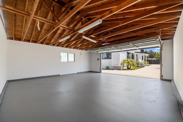 2537 Davis Ave, Carlsbad CA: https://media.crmls.org/mediaz/638cbcf0-8448-4d76-be36-6090533ac8c6.jpg