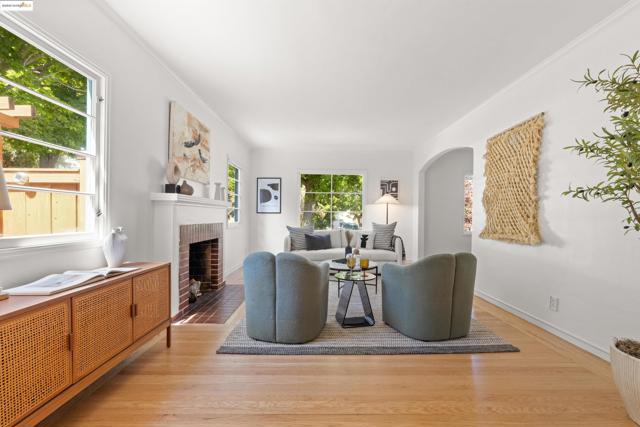 2451 Carmel St, Oakland CA: https://media.crmls.org/mediaz/638d0319-c4f0-4413-b9f5-de8366054333.jpg