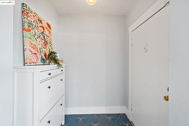 1547 68Th Ave, Oakland CA: https://media.crmls.org/mediaz/638d8c8e-2e0d-463a-ae6d-406bd3367b58.jpg
