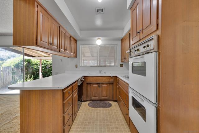 6800 Colorado Ave, La Mesa CA: https://media.crmls.org/mediaz/638e7ce8-8e7f-494c-b3d2-b3261e613ecf.jpg