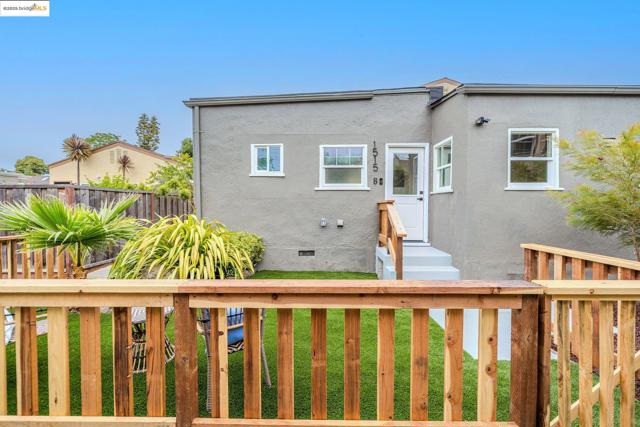 1515 Derby St, Berkeley CA: https://media.crmls.org/mediaz/638ec7d3-cb39-4953-b628-073f62791222.jpg