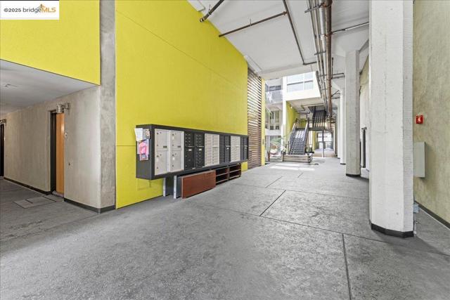 1201 Pine St, Oakland CA: https://media.crmls.org/mediaz/639033b9-3741-46ac-b590-3b6a8c654bc0.jpg