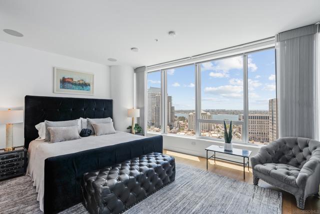 888 W E Street, San Diego CA: https://media.crmls.org/mediaz/63903801-7615-4a95-82b2-87a1263cb23b.jpg