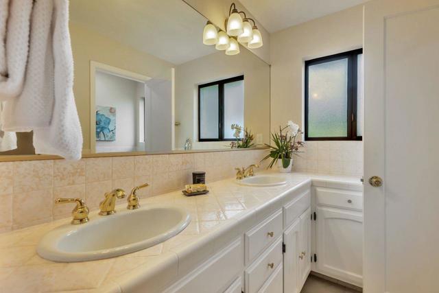 3709 Kenwood Avenue, San Mateo CA: https://media.crmls.org/mediaz/6390e86f-0e94-4f20-9ee2-4cc6b31e96dd.jpg