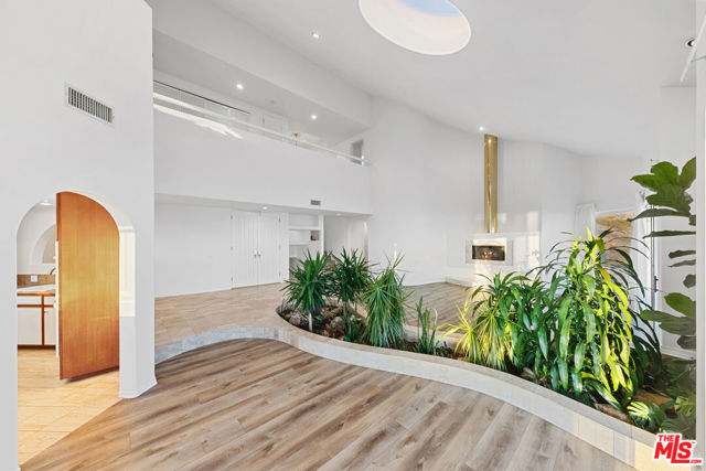 32215 Pacific Coast Highway, Malibu CA: https://media.crmls.org/mediaz/6390f65e-5b5d-4d86-ab2a-59d5c1046c59.jpg