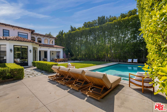 706 N Crescent Drive, Beverly Hills CA: https://media.crmls.org/mediaz/6391615e-1ffd-4613-ac62-6d806f44047f.jpg