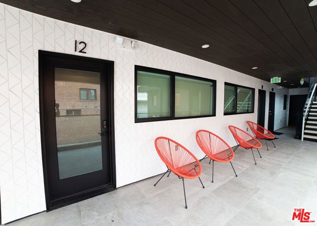 14 Brooks Avenue, Venice CA: https://media.crmls.org/mediaz/639259da-6f00-44e4-952b-4b595e124420.jpg