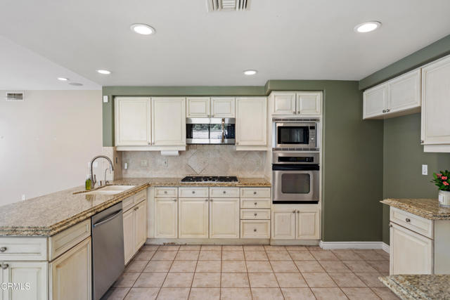 1365 La Culebra Circle, Camarillo CA: https://media.crmls.org/mediaz/6392d80f-479b-40e5-8046-27136b3b860d.jpg