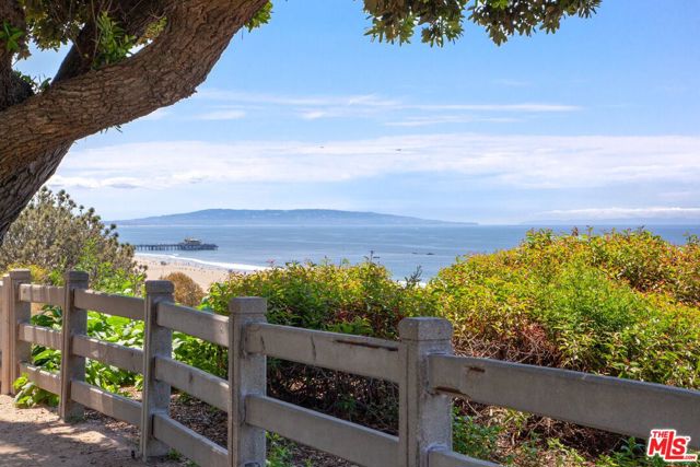 535 OCEAN Avenue, Santa Monica CA: https://media.crmls.org/mediaz/639338dd-b2c1-432b-b719-86c2a0ca89a1.jpg