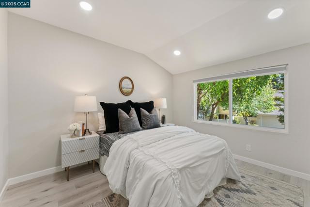 332 Kinross Dr, Walnut Creek CA: https://media.crmls.org/mediaz/6393487a-1b08-4930-9806-f76833f0705c.jpg