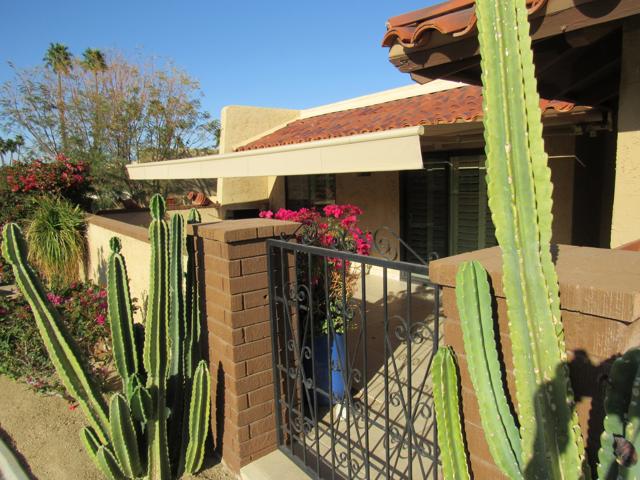 48440 Racquet Lane, Palm Desert CA: https://media.crmls.org/mediaz/639354f5-cf5a-4692-b7b3-d54d2edc4fb8.jpg