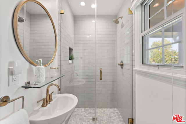 7322 W 91st Street, Los Angeles CA: https://media.crmls.org/mediaz/63936cbc-826e-4fa0-b2bc-c09333beba20.jpg