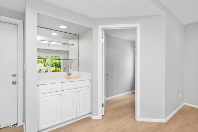 1253 Willsbrook Court, Westlake Village CA: https://media.crmls.org/mediaz/6393feba-78c8-4ce4-9e02-dbb4f941f0b2.jpg