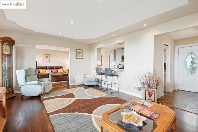 11772 Cranford Way, Oakland CA: https://media.crmls.org/mediaz/63948b5b-4a5b-4b83-b0ed-0eacac4aa2c9.jpg