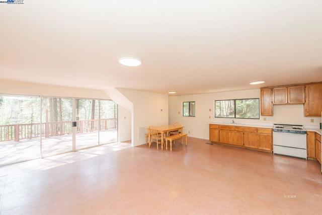 121 Mountain Aire Ln, Trinity Center CA: https://media.crmls.org/mediaz/6394a1b8-a9e6-4005-afd6-82be505b8d4b.jpg