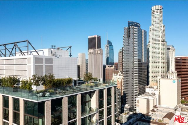 400 S Broadway, Los Angeles CA: https://media.crmls.org/mediaz/6394da8a-f623-4837-af58-98e7e87a9fe0.jpg