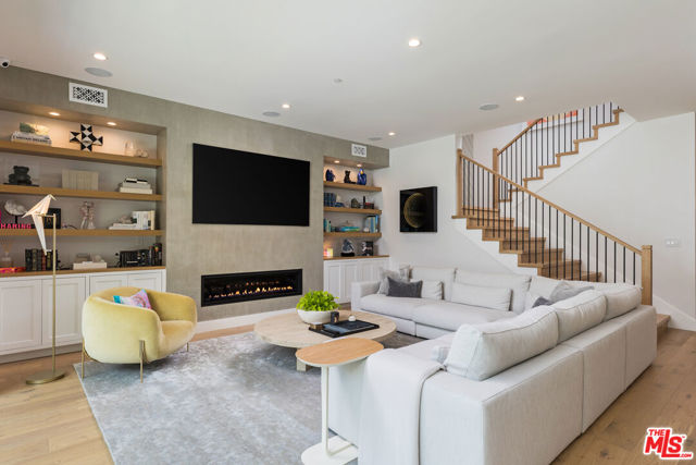 4253 Costello Avenue, Sherman Oaks CA: https://media.crmls.org/mediaz/63957baf-e5ec-47a7-afa2-db8cf95d3919.jpg