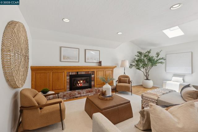 728 San Bruno Ct, Concord CA: https://media.crmls.org/mediaz/6397f085-48d8-4947-95dd-ec9354e1bf48.jpg