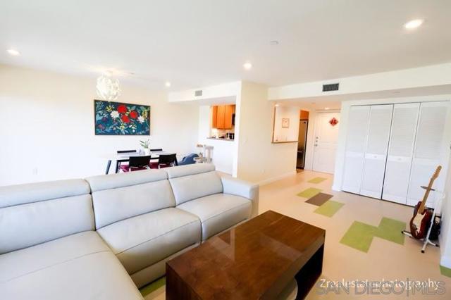 5764 San Vicente Blvd, Los Angeles, California 90019, 2 Bedrooms Bedrooms, ,2 BathroomsBathrooms,Condominium,For Sale,San Vicente Blvd,240019606SD