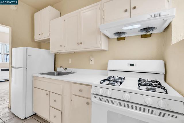 2150 35Th Ave, Oakland CA: https://media.crmls.org/mediaz/63980399-fc0c-4598-8e68-0068448a688b.jpg