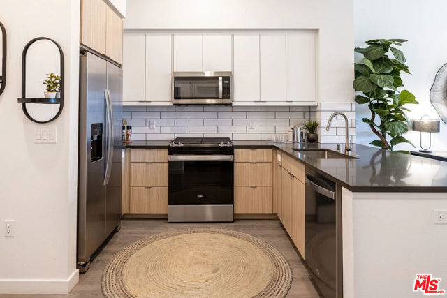 5075 Camino De La Siesta, San Diego CA: https://media.crmls.org/mediaz/63981c6d-2425-449f-917d-6ad4f6e2ad1d.jpg