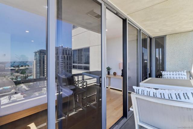 700 Front St, San Diego CA: https://media.crmls.org/mediaz/63985eb5-8e12-4970-ab10-3af6a499f4aa.jpg