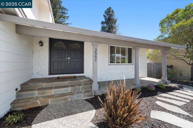 2551 Toltec Cir, San Ramon CA: https://media.crmls.org/mediaz/63989632-dc5e-436d-85db-b7cce146b97d.jpg