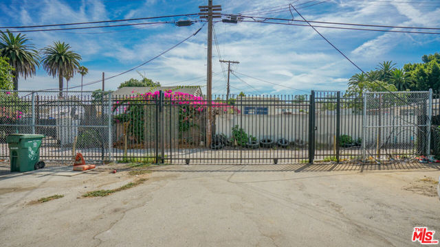 10412 S Figueroa Street, Los Angeles CA: https://media.crmls.org/mediaz/63989e72-f01c-42c7-b4c3-023f8217d49d.jpg