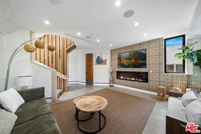 836 California Avenue, Venice CA: https://media.crmls.org/mediaz/6398aa2a-bafd-44c1-b7bc-e02fe86b7970.jpg