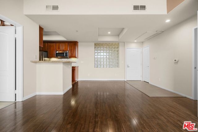 10275 Missouri Avenue, Los Angeles CA: https://media.crmls.org/mediaz/6398cc53-a0ba-4306-b684-98960be3f541.jpg