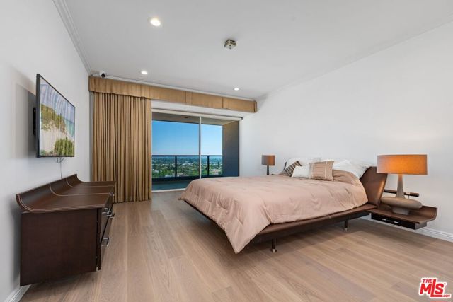 10490 Wilshire Boulevard, Los Angeles CA: https://media.crmls.org/mediaz/63999231-2bcf-470e-9379-599688551e15.jpg