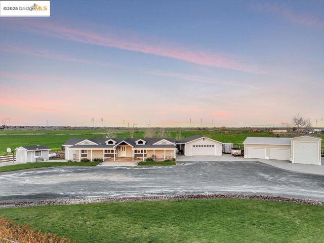 4985 Bixler Road, Byron CA: https://media.crmls.org/mediaz/6399f22b-69cf-495d-848c-a0b13eeaf587.jpg
