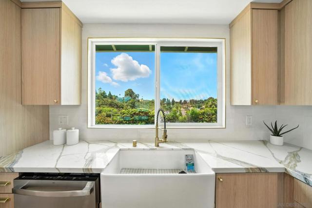 4729 Lithrop Pl, San Diego CA: https://media.crmls.org/mediaz/639a5ed7-a22e-4de2-b998-c62c63173244.jpg