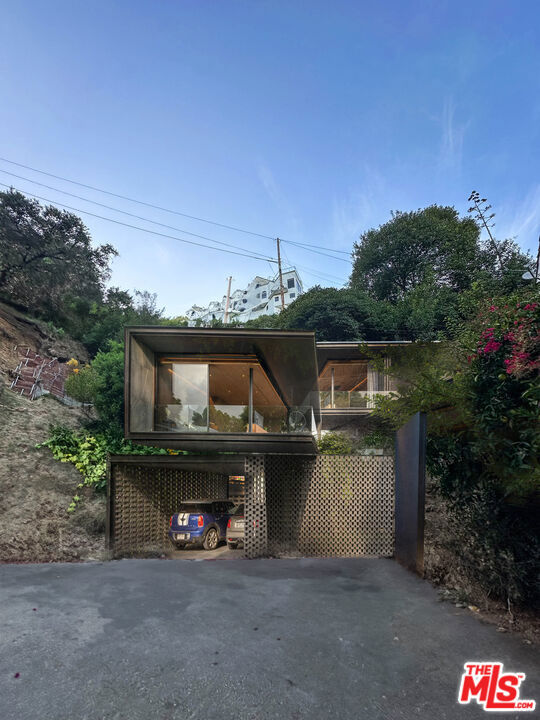 5897 Lorae Place, Los Angeles CA: https://media.crmls.org/mediaz/639b82fd-92d5-4577-88f6-e06d617d7c88.jpg