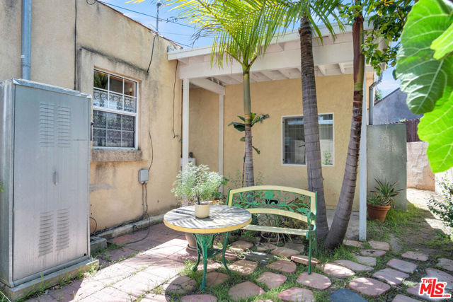 7275 Fountain Avenue, Los Angeles CA: https://media.crmls.org/mediaz/639c1ec0-1edb-4df4-a51b-d49865e635c7.jpg