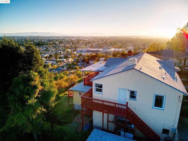 6933 Simson Street, Oakland CA: https://media.crmls.org/mediaz/639c2401-5c36-472c-9525-b73897d12a5c.jpg